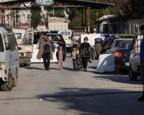 Syrians trickle home from sanctuary at Russian air base