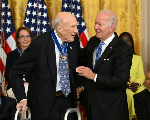 Alan Simpson, an outspoken Wyoming Republican who carved a moderate path in the US Senate, dies