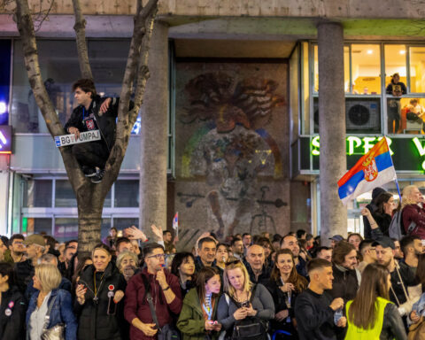 Warnings of arrests as Serbian protesters descend on Belgrade