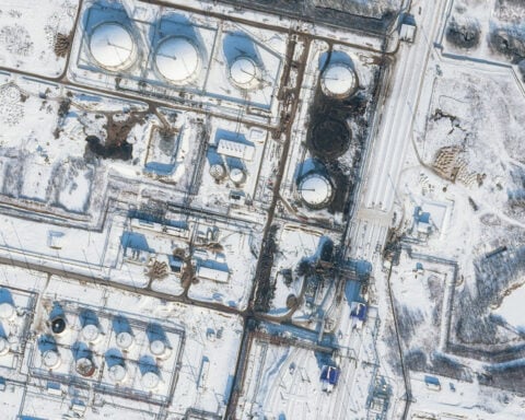 One killed in explosion at Rosneft's oil refinery, news agencies report