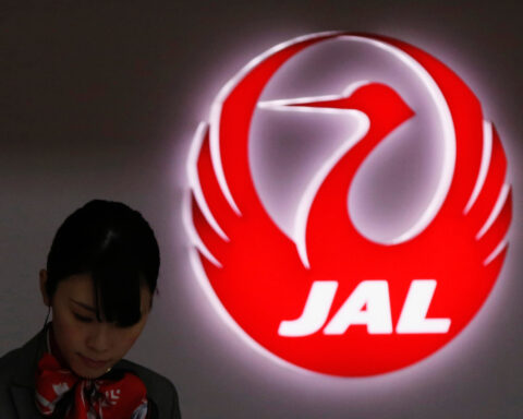 Japan Airlines to buy 17 more Boeing 737-8s