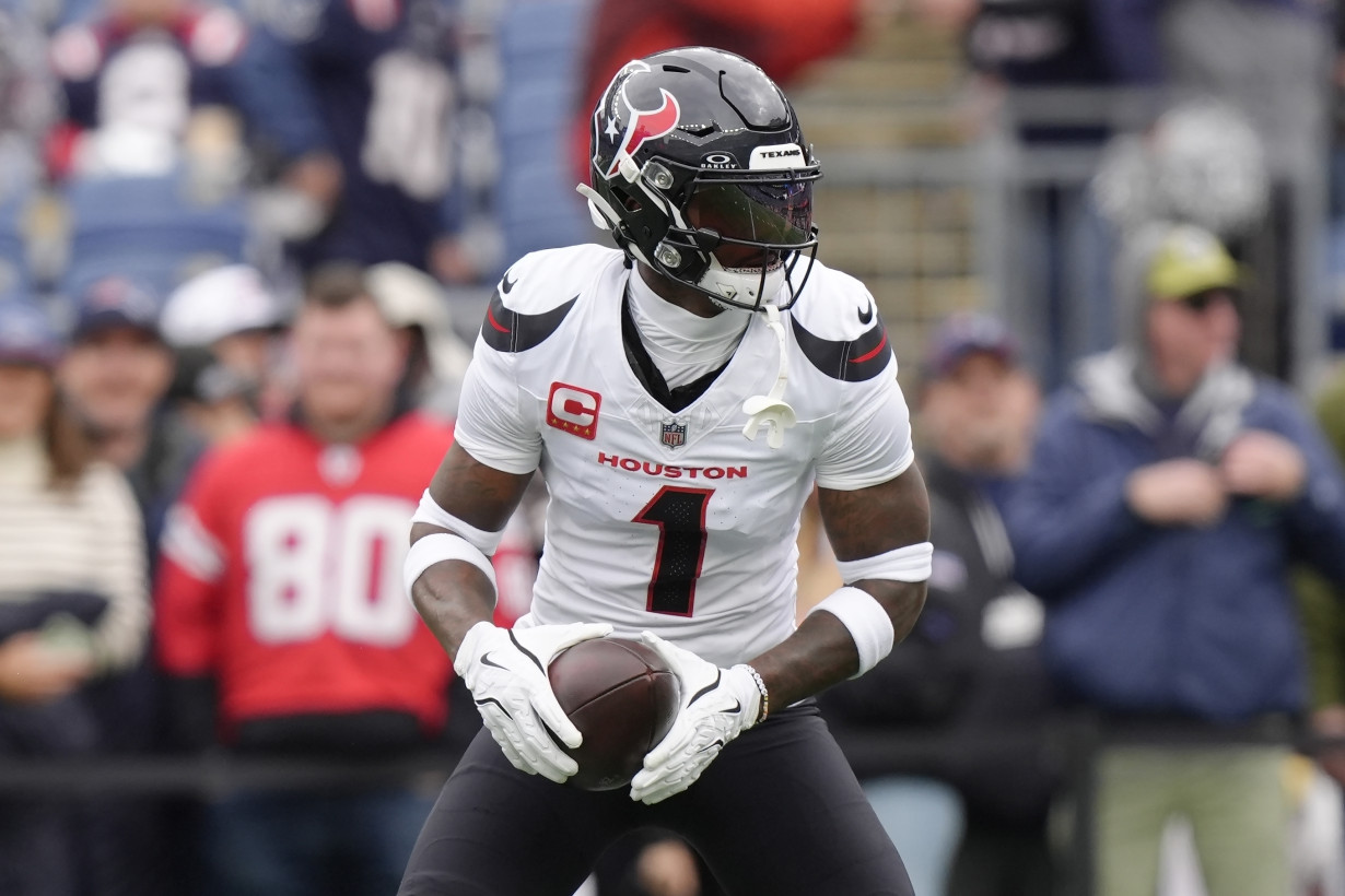 New Patriots receiver Stefon Diggs says he's ahead of schedule with rehab, eager to produce