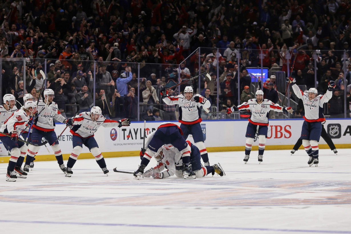 Alex Ovechkin breaks Wayne Gretzky's NHL career goals record by scoring his 895th