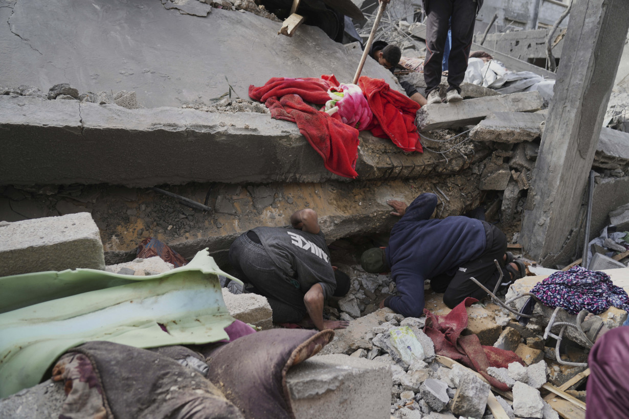 Middle East latest: Israel kills a journalist in a media tent outside a Gaza hospital