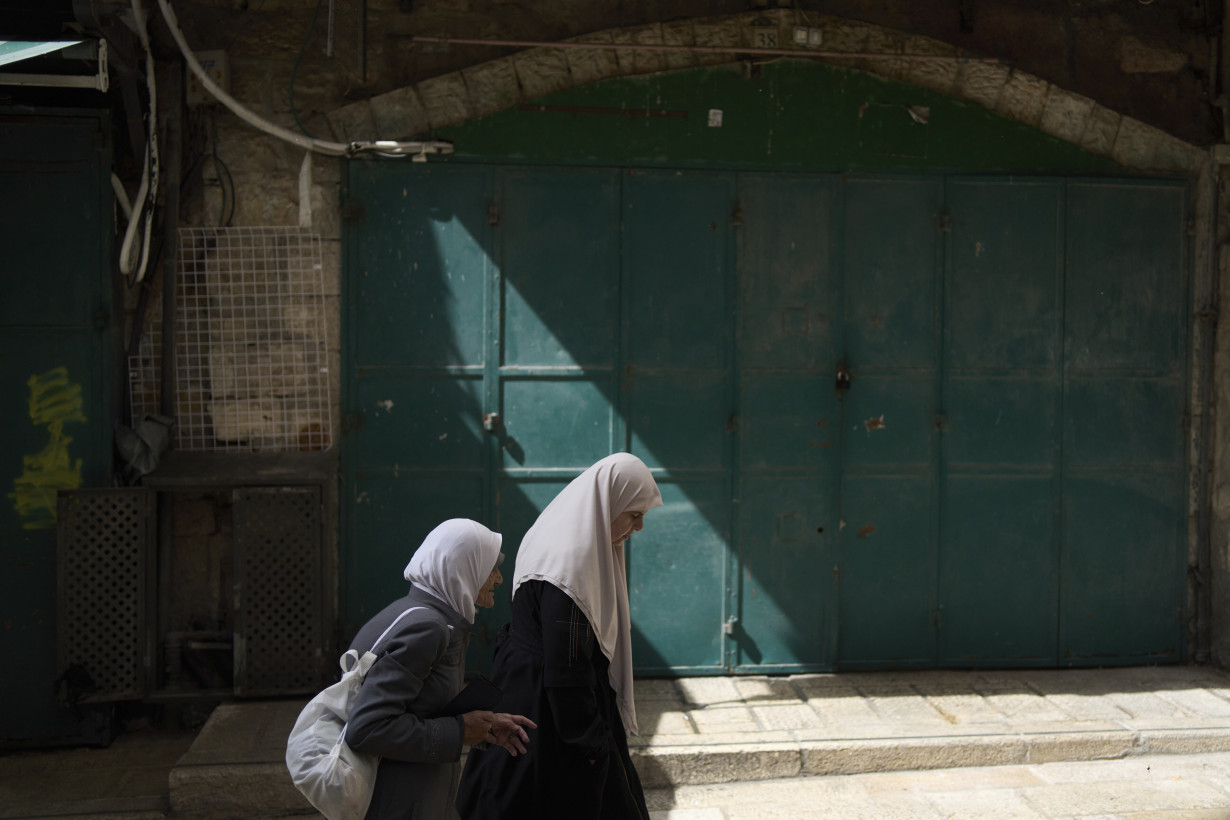 Middle East latest: Israel kills a journalist in a media tent outside a Gaza hospital
