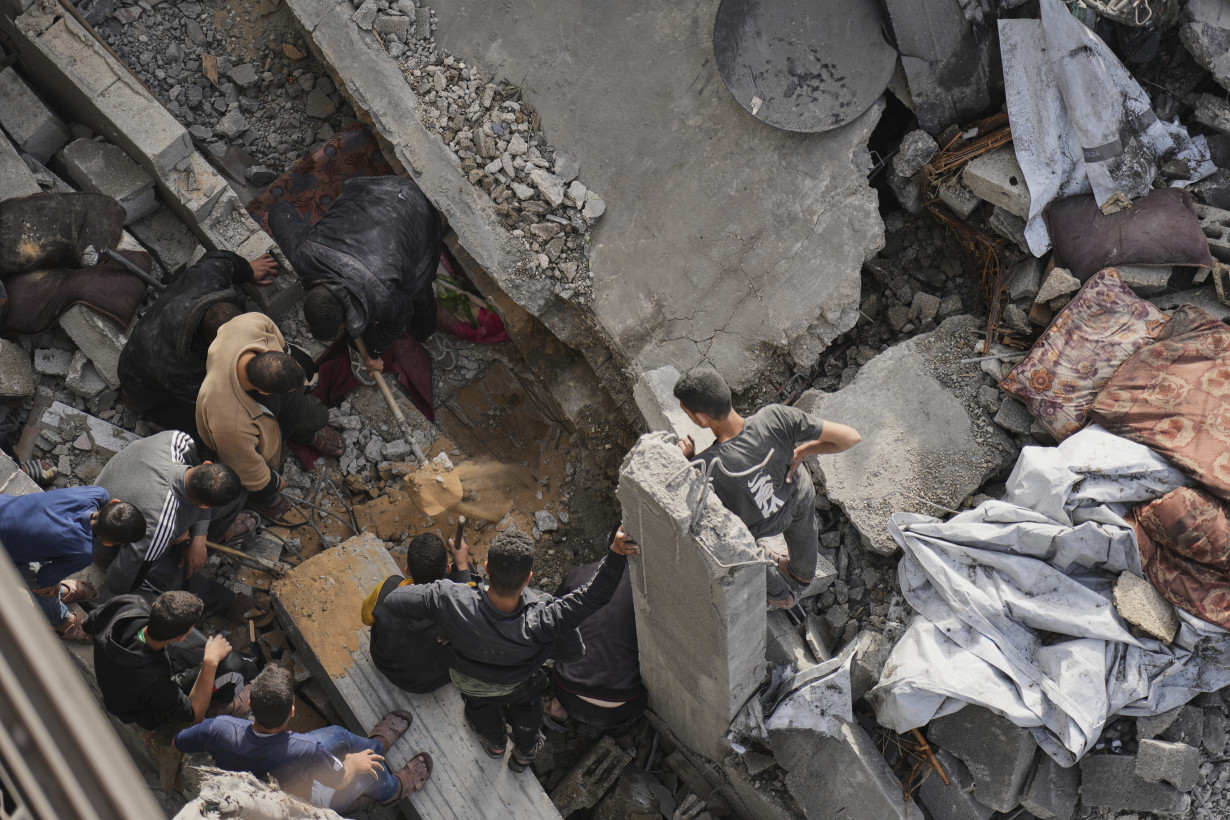 Middle East latest: Israel kills a journalist in a media tent outside a Gaza hospital