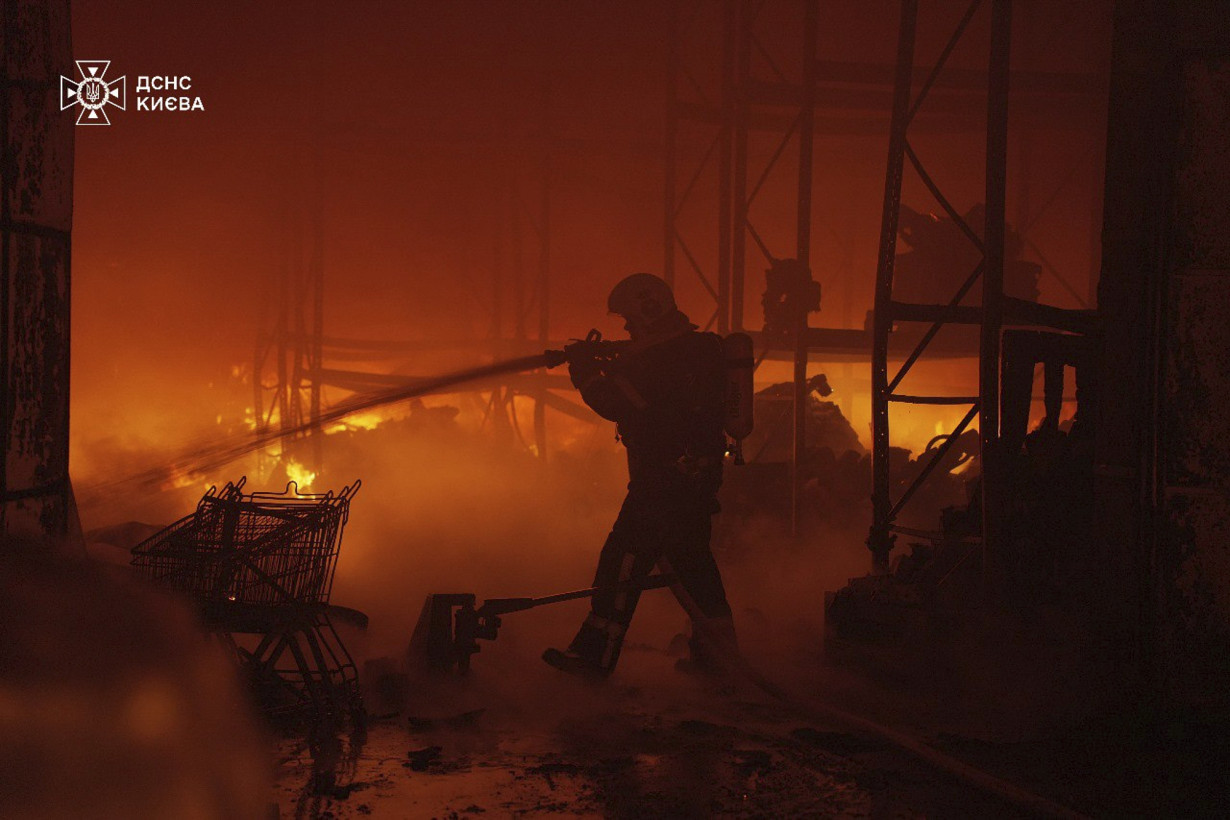 Russia and Ukraine accuse each other of failing to pause strikes after US envoy leaves Moscow