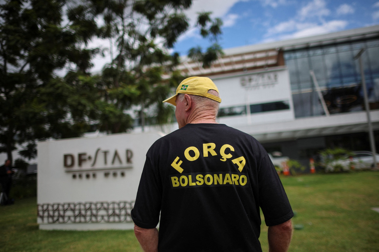 Supporters of former President Jair Bolsonaro gather in front of the DF Star Hospital, where he underwent surgery in Brasilia