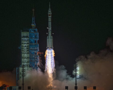 Chinese astronauts' return to earth delayed owing to weather