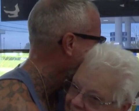 Kentucky man who won $167.3M Powerball ticket splitting it with his mom