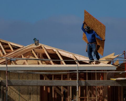 US labor costs rise moderately in first quarter