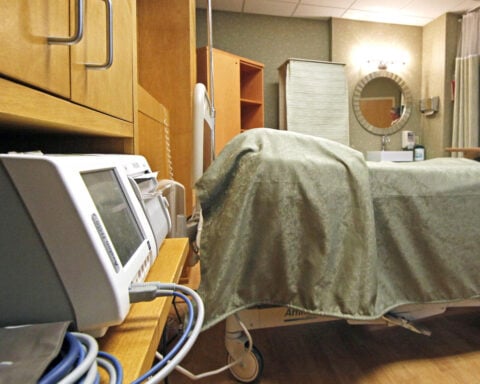 US maternal death rate rose slightly last year, health officials say
