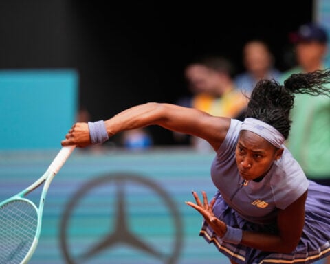 Swiatek recovers from 0-6 start to beat Keys and set up Madrid semifinal vs. Gauff