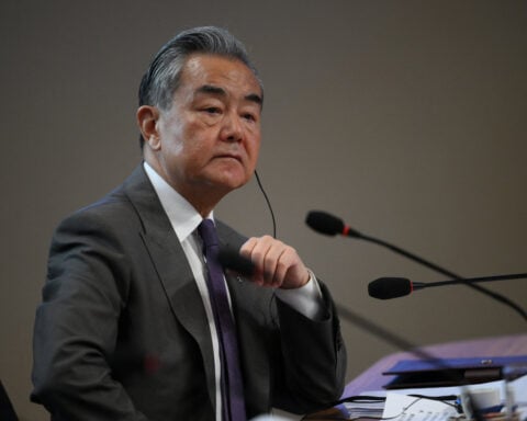 China's top diplomat backs Iran's nuclear diplomacy ahead of US talks