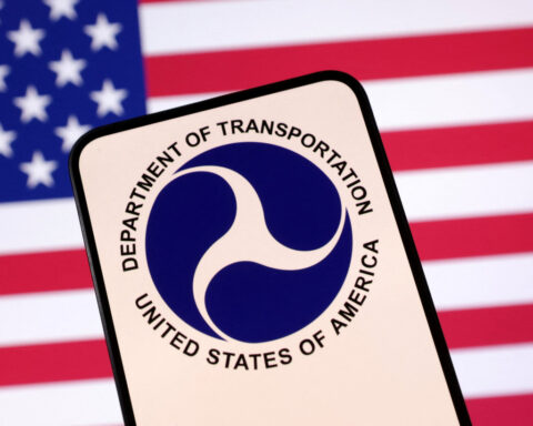 US offers incentives to boost air traffic hiring, retention