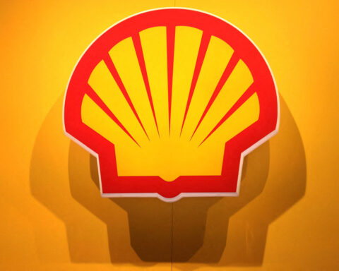 Shell profit beats expectations, buybacks kept steady