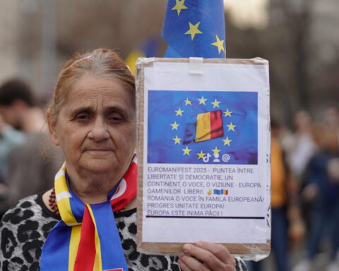 Romanian writers, filmmakers call for pro-European presidential vote