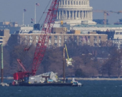 US agencies open probe after two Washington flights abort landings due to Army helicopter