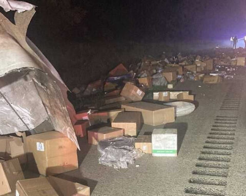 UPS tractor-trailer rips open, scatters hundreds of packages on interstate after crash