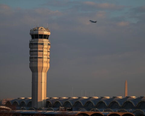 Army halts some helicopter flights to Pentagon following 2 aborted landings at Reagan National Airport