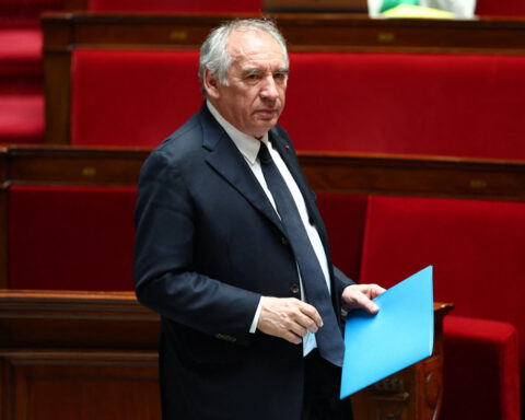French PM: considering referendum proposal on budget