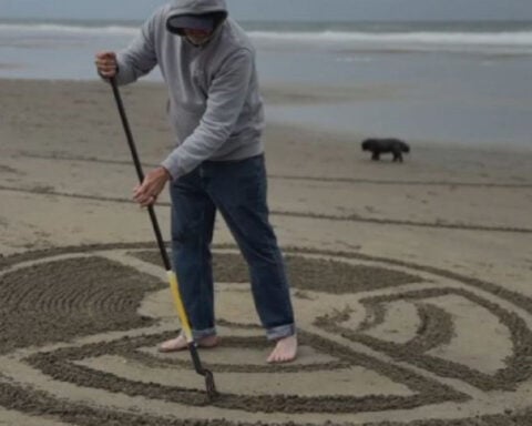 Artist turns San Francisco beaches into giant works of art