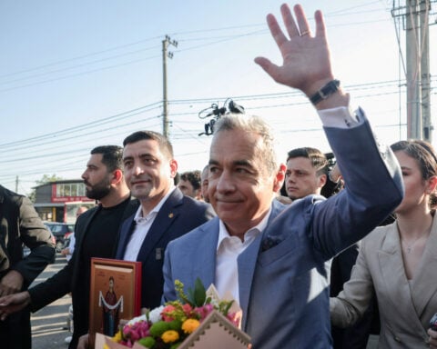 Romanian presidential vote favourite says he will bring back banned far-right contender