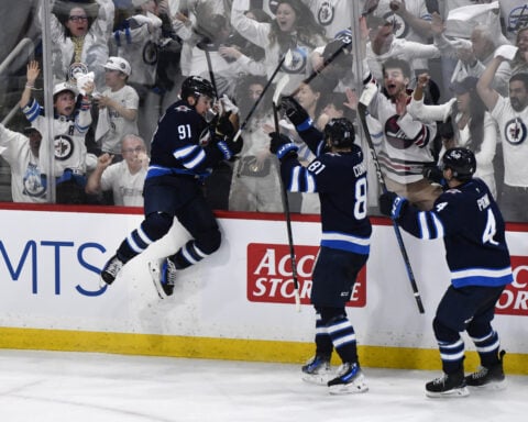 Lowry scores late in 2OT to rally Jets to 4-3 win over Blues in Game 7 to advance to 2nd round