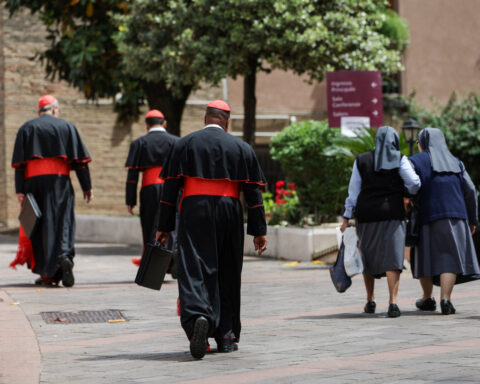 Poisonous rumours and pink smoke - busy time for conclave whisperers