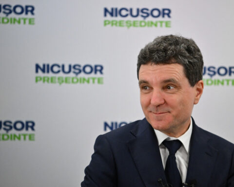 Romanian hard-right leader clear winner in first-round presidential vote