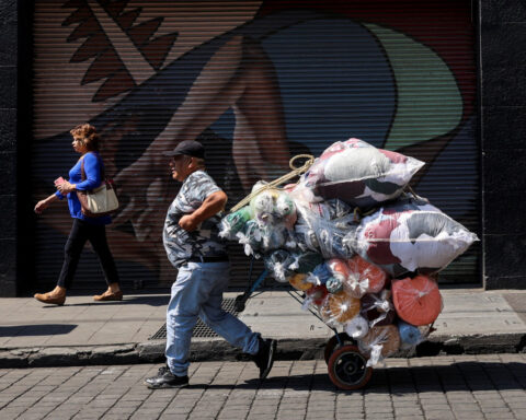 Facing flagging growth, Mexico government plans to boost national output
