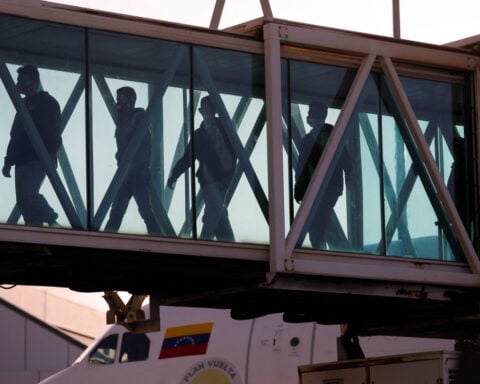 US offers $1,000 stipend to encourage migrants to self-deport