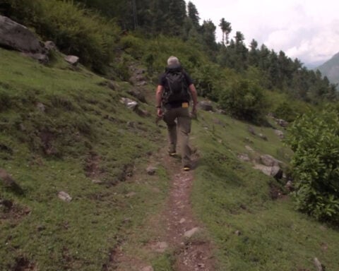 CNN reporter shows part of disputed territory in Kashmir