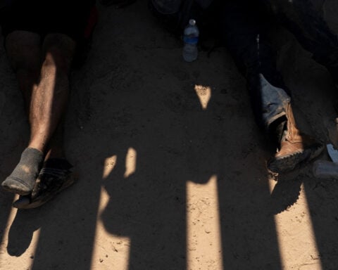 US appeals court rejects Trump bid to revoke 400,000 migrants' legal status