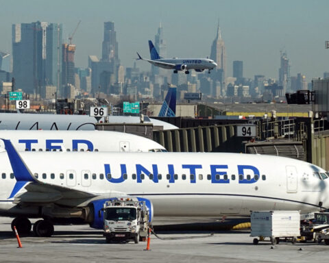 Controllers lost contact with Newark airplanes for 30 seconds last week, USDOT says