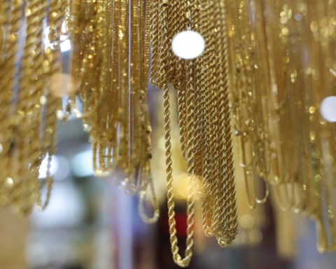 Gold rises over 2%, spotlight on Fed meet