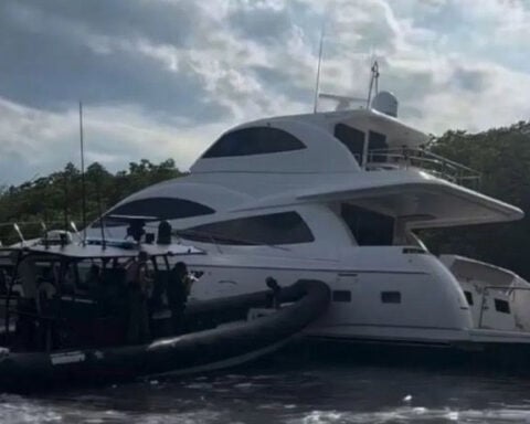 Man in stolen luxury yacht leads authorities on brief chase in Florida