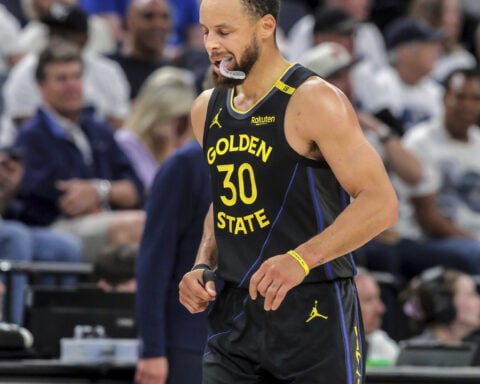 Curry leaves Warriors' win vs. Wolves with hamstring strain, putting rest of series in question