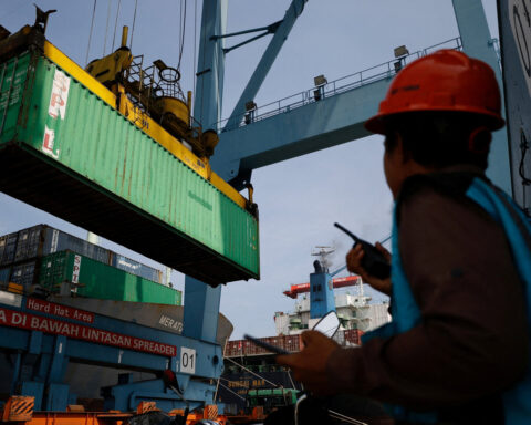 Fitch says "challenging" for Indonesia to grow 5% this year
