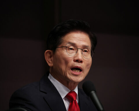 South Korea presidential hopefuls square off over conservative candidacy