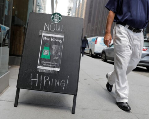 US labor market stays resilient, but workers less productive in Q1