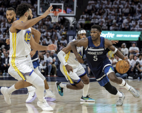Timberwolves beat Curry-less Warriors 117-93 in Game 2 to even series