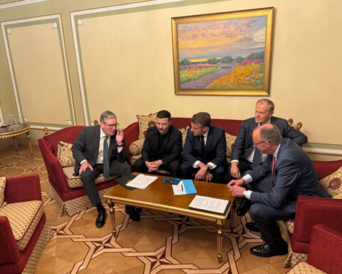 European leaders tell Putin to agree to Ukraine ceasefire or face new sanctions