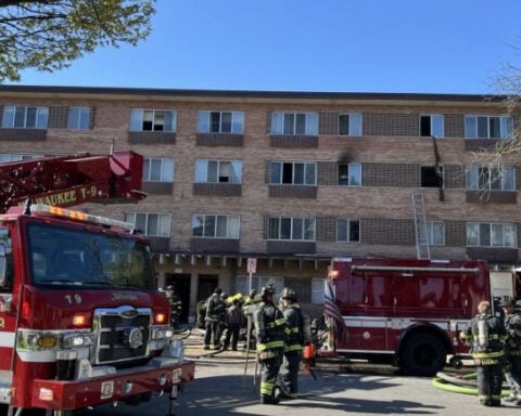 5 dead, hundreds displaced by Milwaukee apartment building fire
