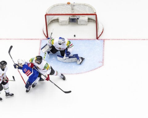 US blanks newcomer Hungary for 2nd straight shutout at hockey worlds, Canada routs Latvia
