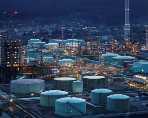 Oil prices settle up at 2-week high as US, China ease tariffs