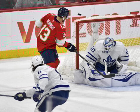 Bobrovsky stops 23 shots, Panthers top Maple Leafs 2-0 in Game 4 to tie series