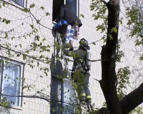 Residents jump from windows during Milwaukee apartment fire that kills 4