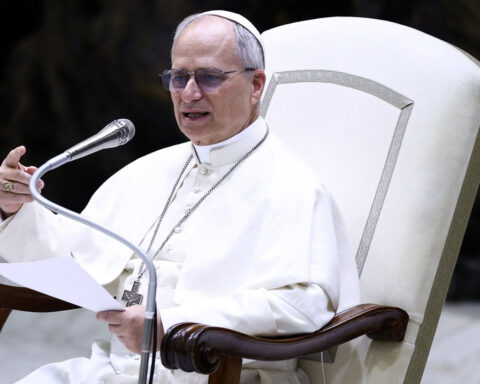 Pope Leo tells media to shun divisions, urges release of jailed reporters