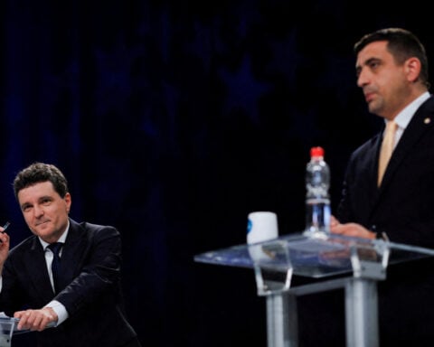 Poll shows Romanian hard-right and centrist candidates tied ahead of run-off
